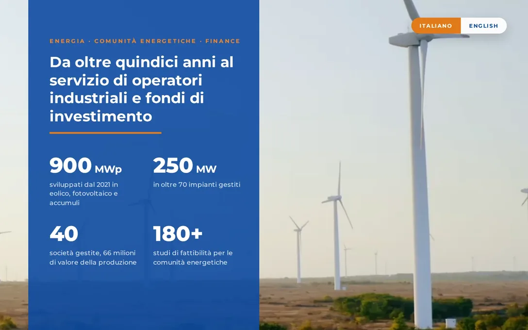 Byom: i numeri della società sul pannello blu, davanti a un parco eolico.