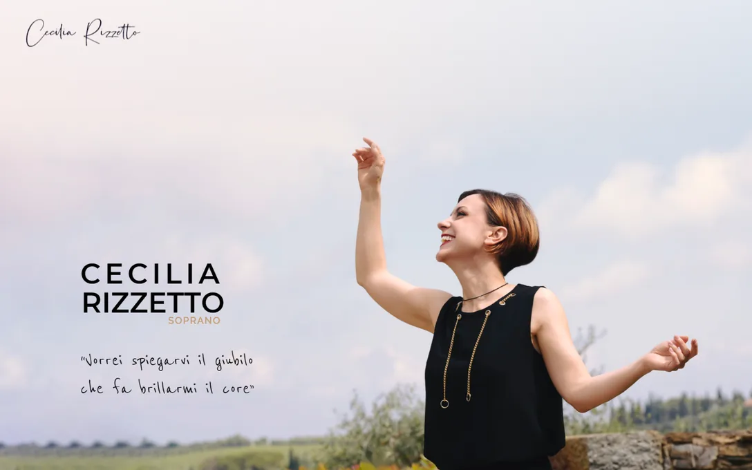 Cecilia Rizzetto: la home del sito, con il nome, la frase scritta a mano e lei che canta.