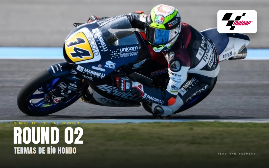 VNE Snipers: la moto numero 14 in piega, con il titolo della tappa.